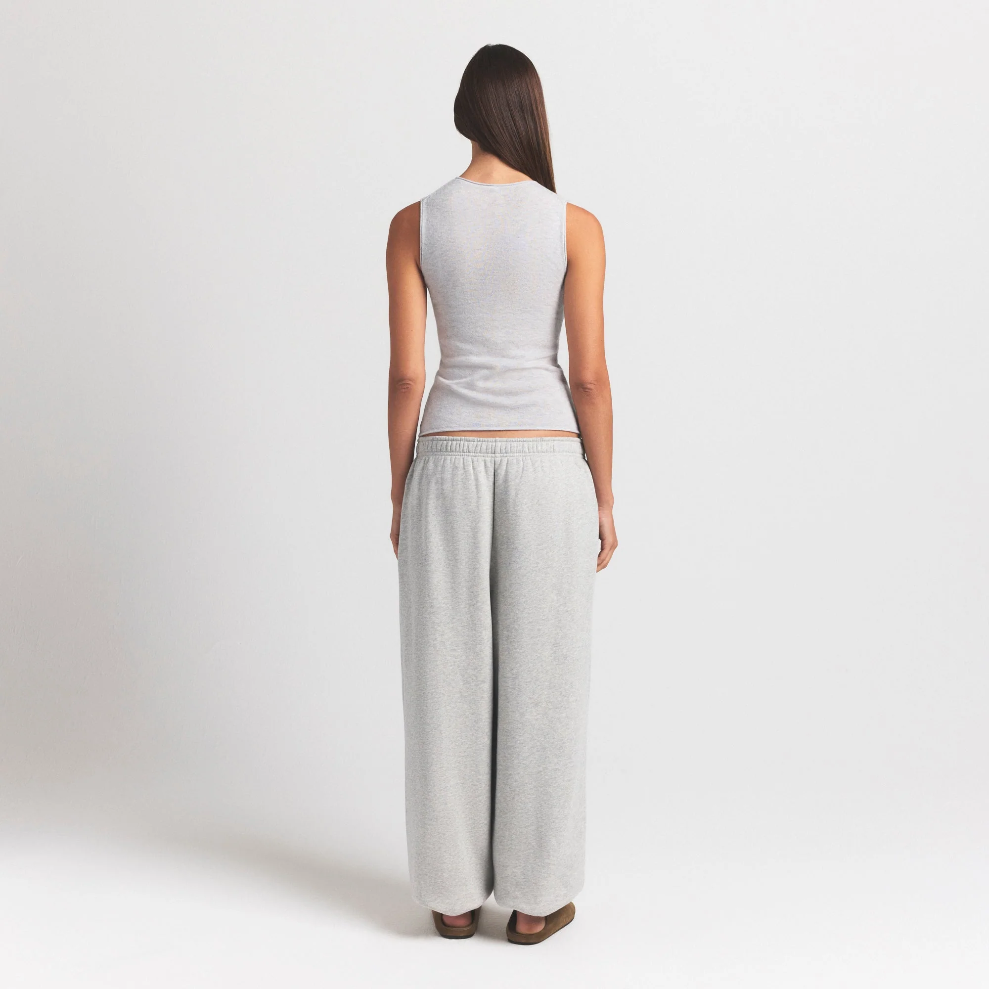 FEATHERWEIGHT CASHMERE SLEEVELESS TOP | LIGHT HEATHER GREY - Image 5