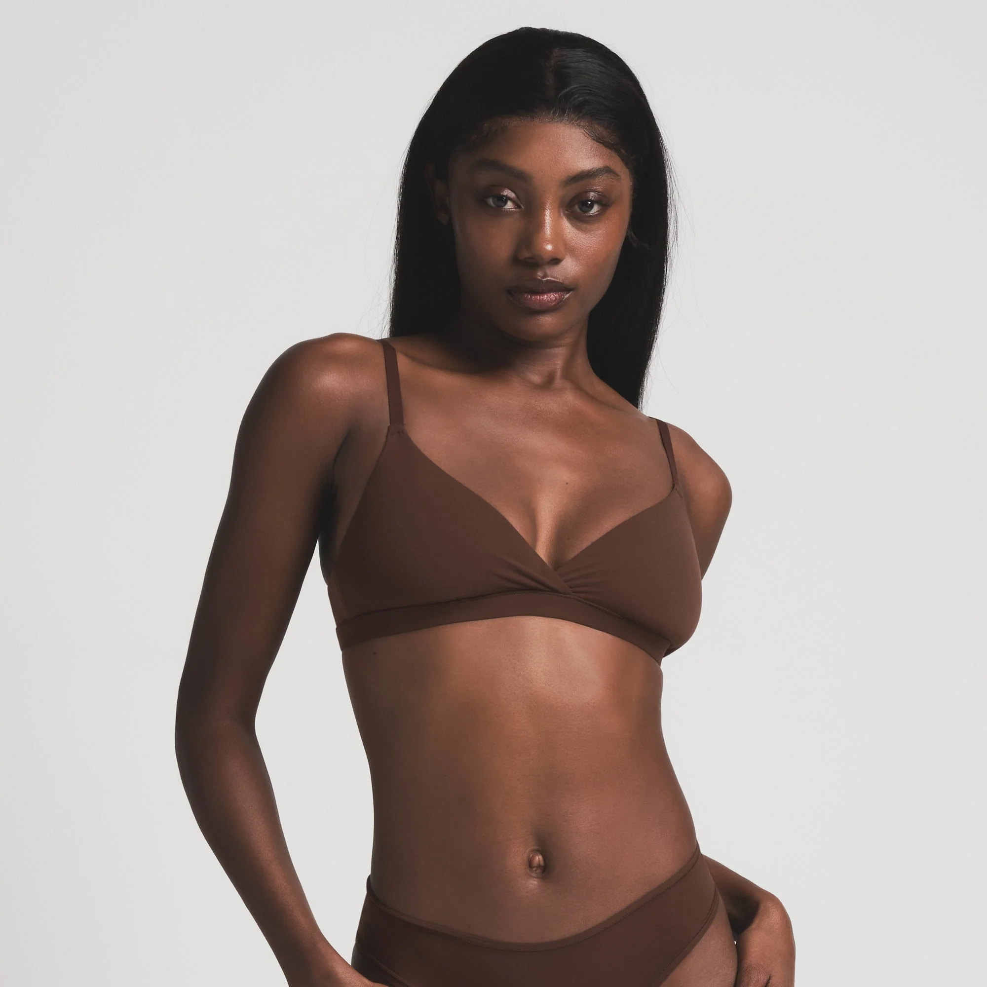 FITS EVERYBODY CROSSOVER BRALETTE | COCOA - Image 3