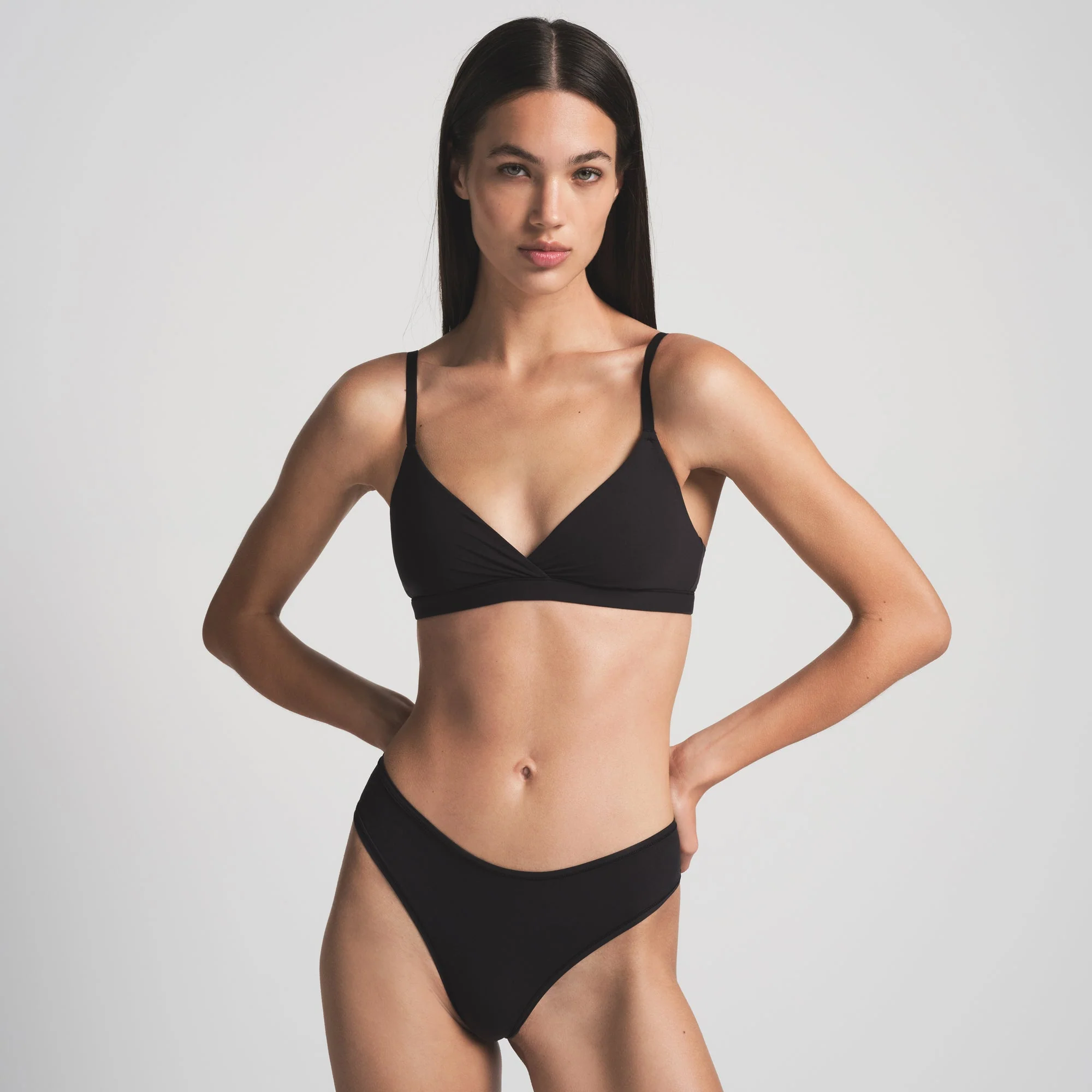 FITS EVERYBODY CROSSOVER BRALETTE | ONYX - Image 3