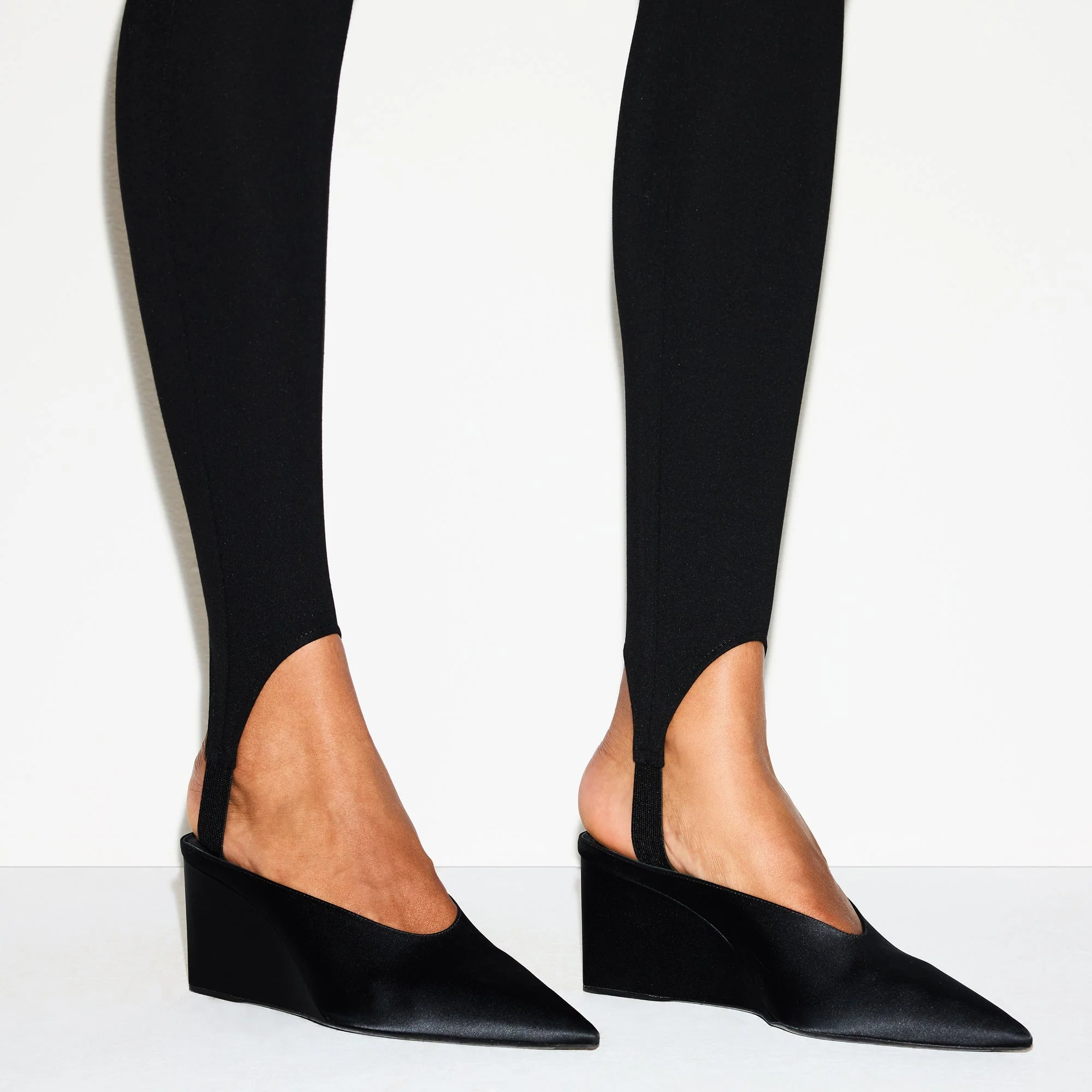 THE ESSENTIAL COLLECTION HIGH-WAISTED STIRRUP LEGGING | OBSIDIAN - Image 3