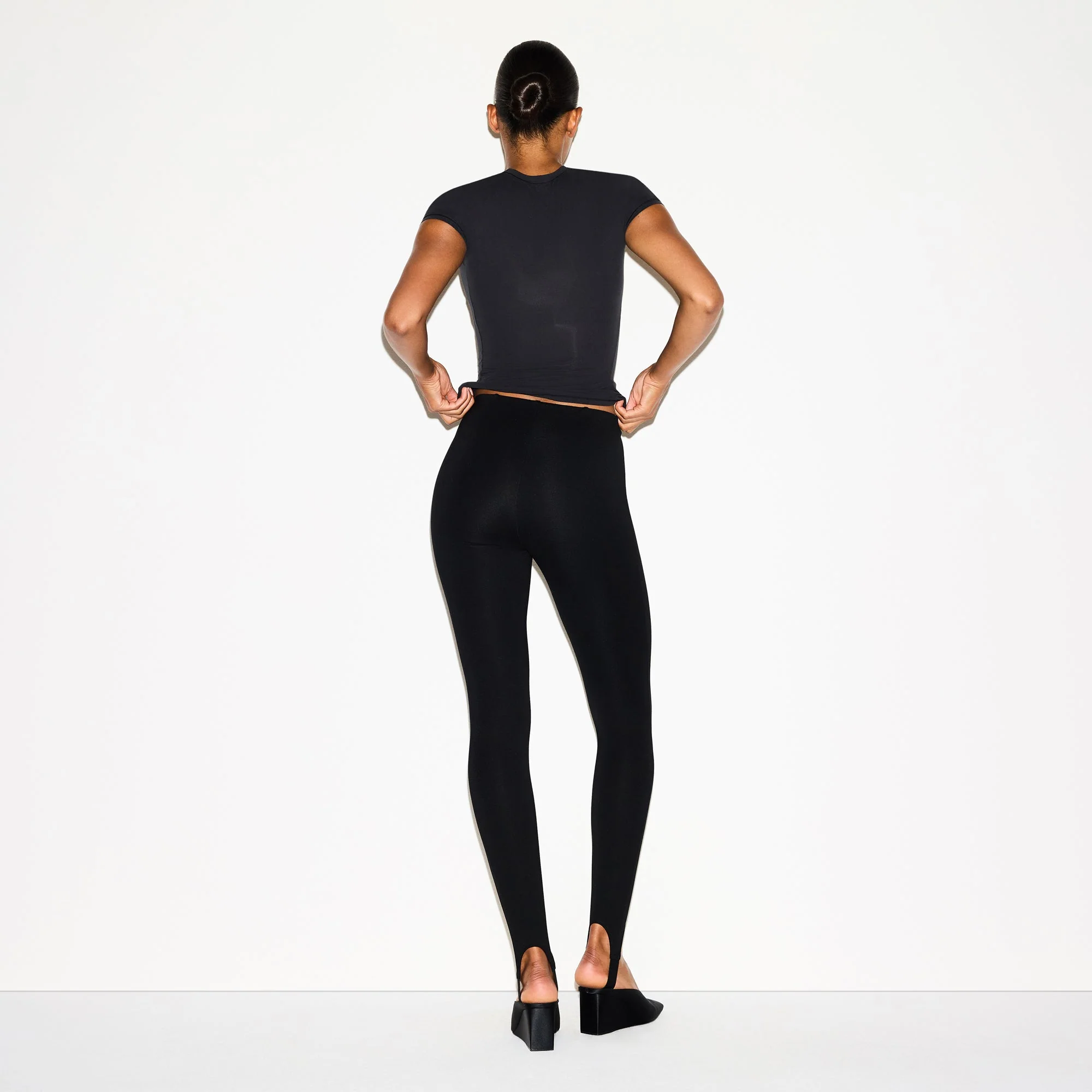 THE ESSENTIAL COLLECTION HIGH-WAISTED STIRRUP LEGGING | OBSIDIAN - Image 4