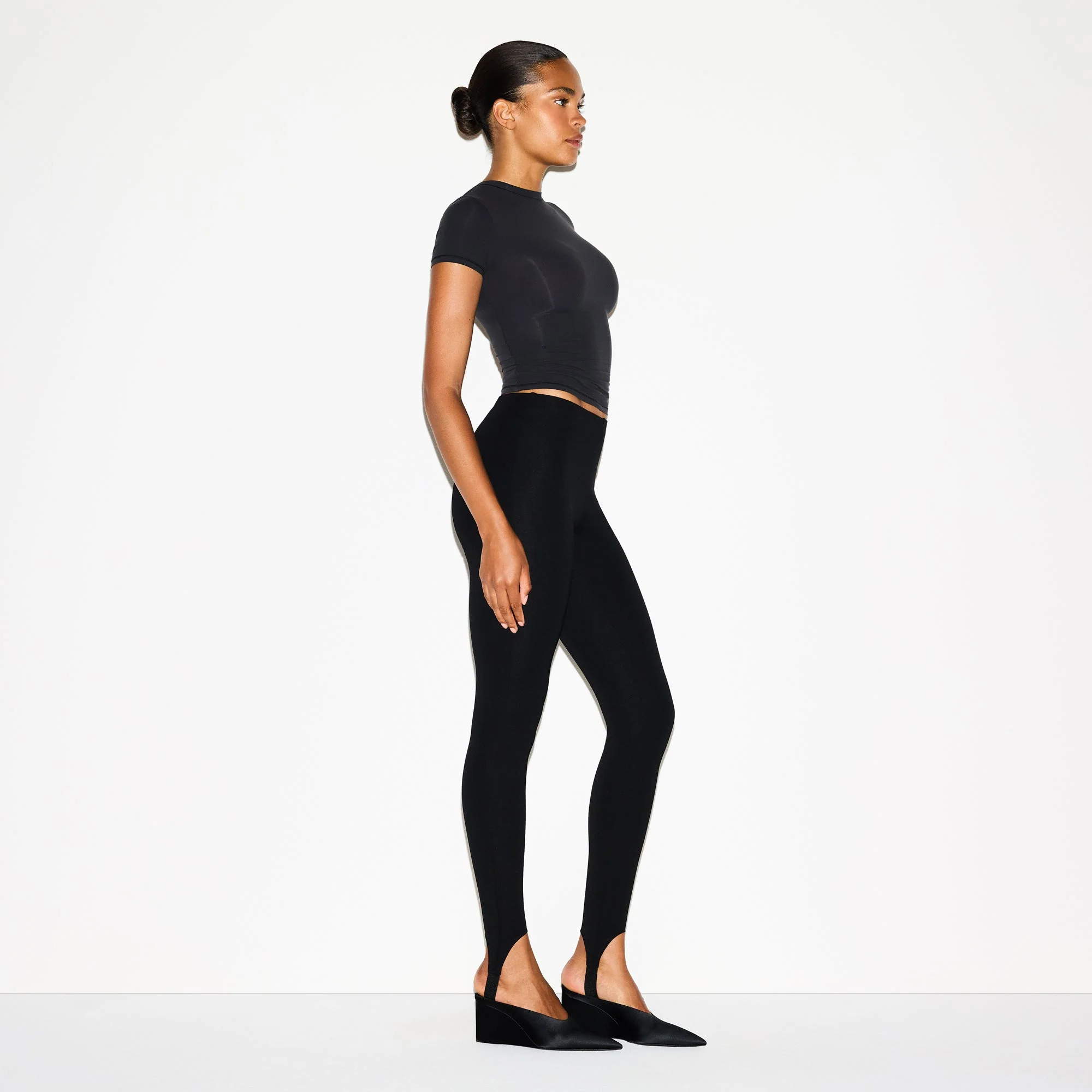THE ESSENTIAL COLLECTION HIGH-WAISTED STIRRUP LEGGING | OBSIDIAN - Image 5
